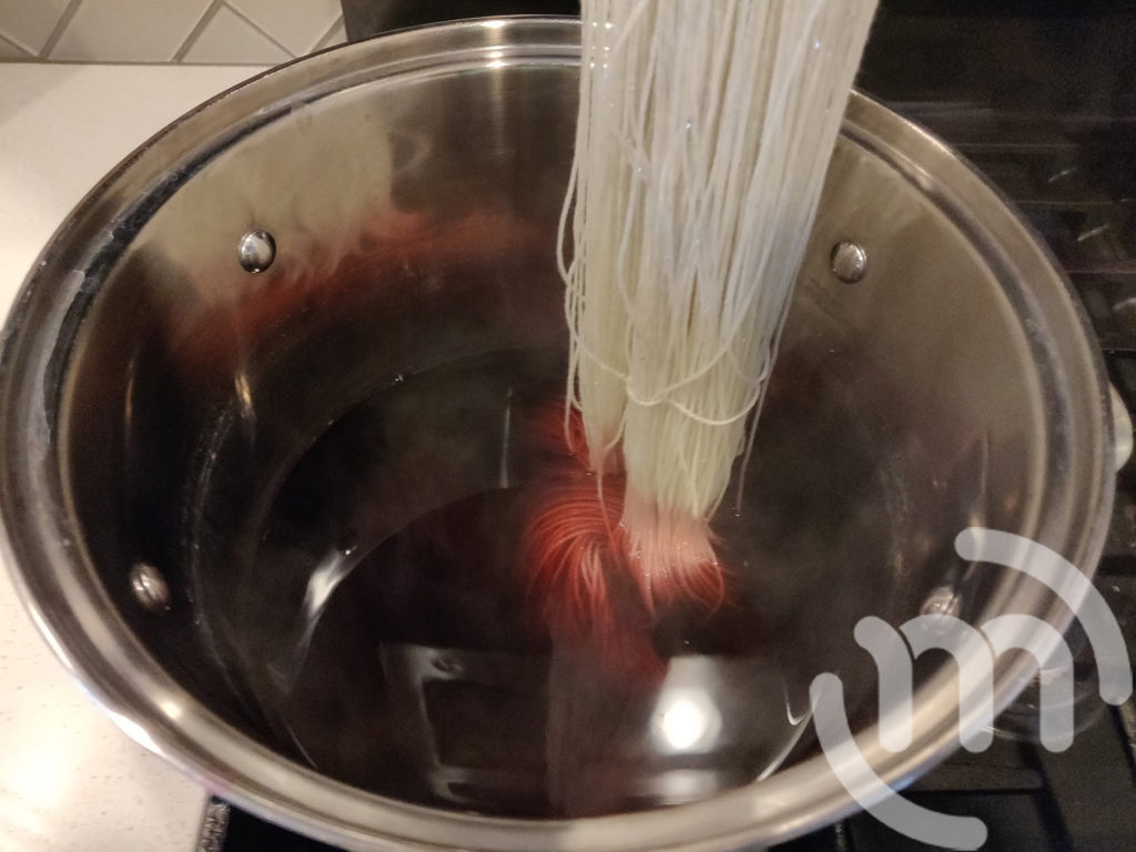 Dip dyeing yarn in pot